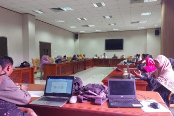 Ambon, Agustus 2023. Institut Agama Islam Negeri (IAIN) Ambon telah menetapkan berbagai kebijakan dan pedoman untuk memastikan implementasi yang efektif dari Tri Dharma Perguruan Tinggi, yang mencakup pendidikan, penelitian, dan pengabdian kepada masyarakat. Peraturan Rektor mengatur pelaksanaan Tracer Study, sebuah instrumen penting untuk melacak jejak alumni dan mengevaluasi capaian lulusan. Ini merupakan bagian dari upaya IAIN Ambon untuk terus meningkatkan kualitas pendidikan dan relevansi kurikulum dengan kebutuhan pasar kerja. Hal ini mengharuskan IAIN Ambon untuk mensosialisasikan semua kebijakan-kebijakan terkait penelitian, pengabdian dan luaran tridarma tersebut. Dokumen-dokumen ini menetapkan visi jangka panjang dalam mengembangkan potensi akademik, riset, dan pengabdian kepada masyarakat seperti Rencana Strategis dan Operasional IAIN Ambon, serta kebijakan mutu dan standar mutu yang mencakup pendidikan, kemahasiswaan, penelitian, dan pengabdian masyarakat, memberikan arah yang jelas bagi pengembangan institusi. Renstra (Rencana Strategis) dan Renop (Rencana Operasional) FTIK, serta pedoman Tracer Study yang disesuaikan, memfokuskan strategi dan kebijakan untuk meningkatkan mutu pendidikan dan pengembangan lulusan. Hal ini bertujuan untuk memastikan efektivitas dan kesinambungan dalam implementasi Tri Dharma, serta memenuhi harapan stakeholder terkait dengan kualitas dan relevansi lulusan. Dengan berbagai kebijakan dan pedoman ini, IAIN Ambon menegaskan komitmennya untuk terus berinovasi dan berkontribusi positif dalam pendidikan tinggi, riset, dan pengabdian kepada masyarakat, sesuai dengan misi sebagai lembaga pendidikan yang berkualitas dan berintegritas.